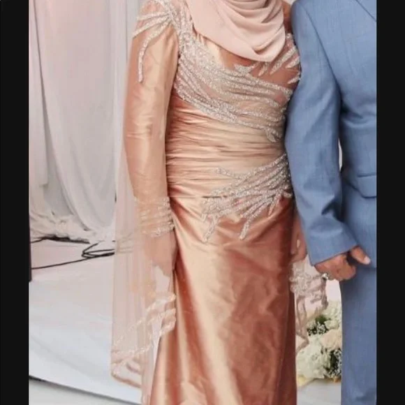 Gown - Picture 1 of 2